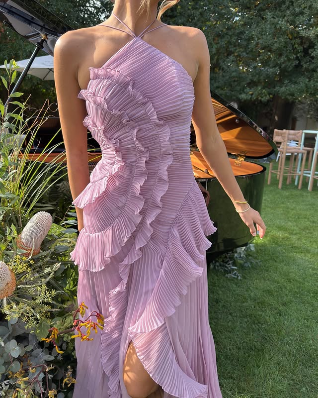 Flowing elegant ruffle maxi dress for women, with a sophisticated halter neck. Ideal for summer parties.
