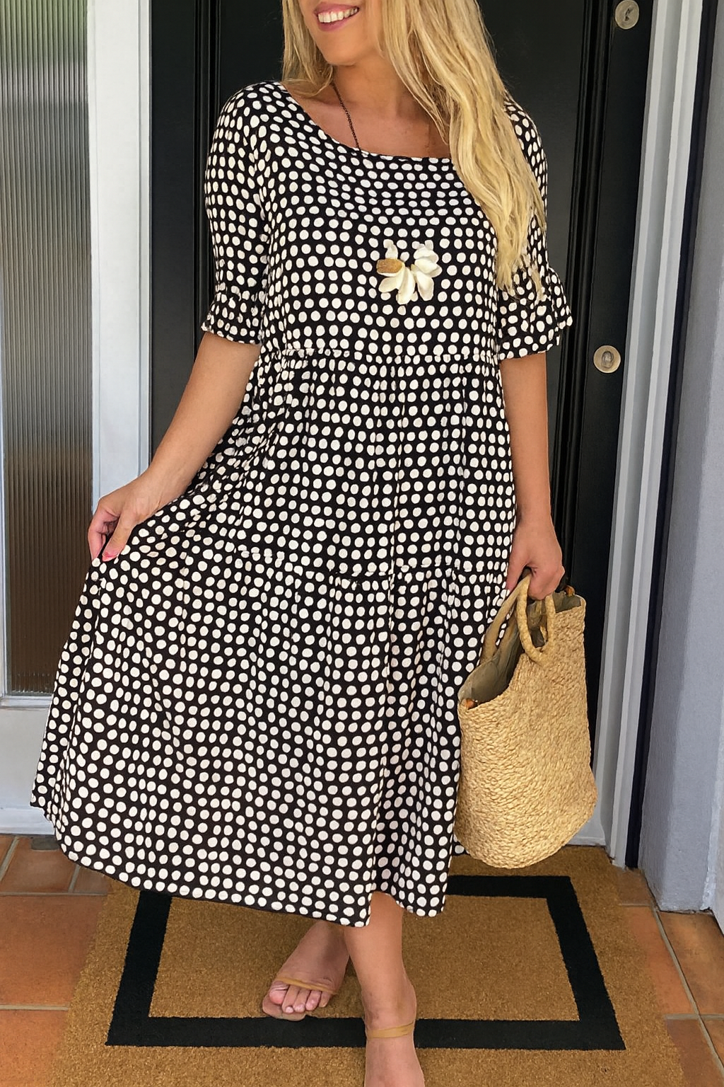 Relaxed fit women's midi dress with a rounded neckline & short sleeves, elegant and versatile for all occasions.