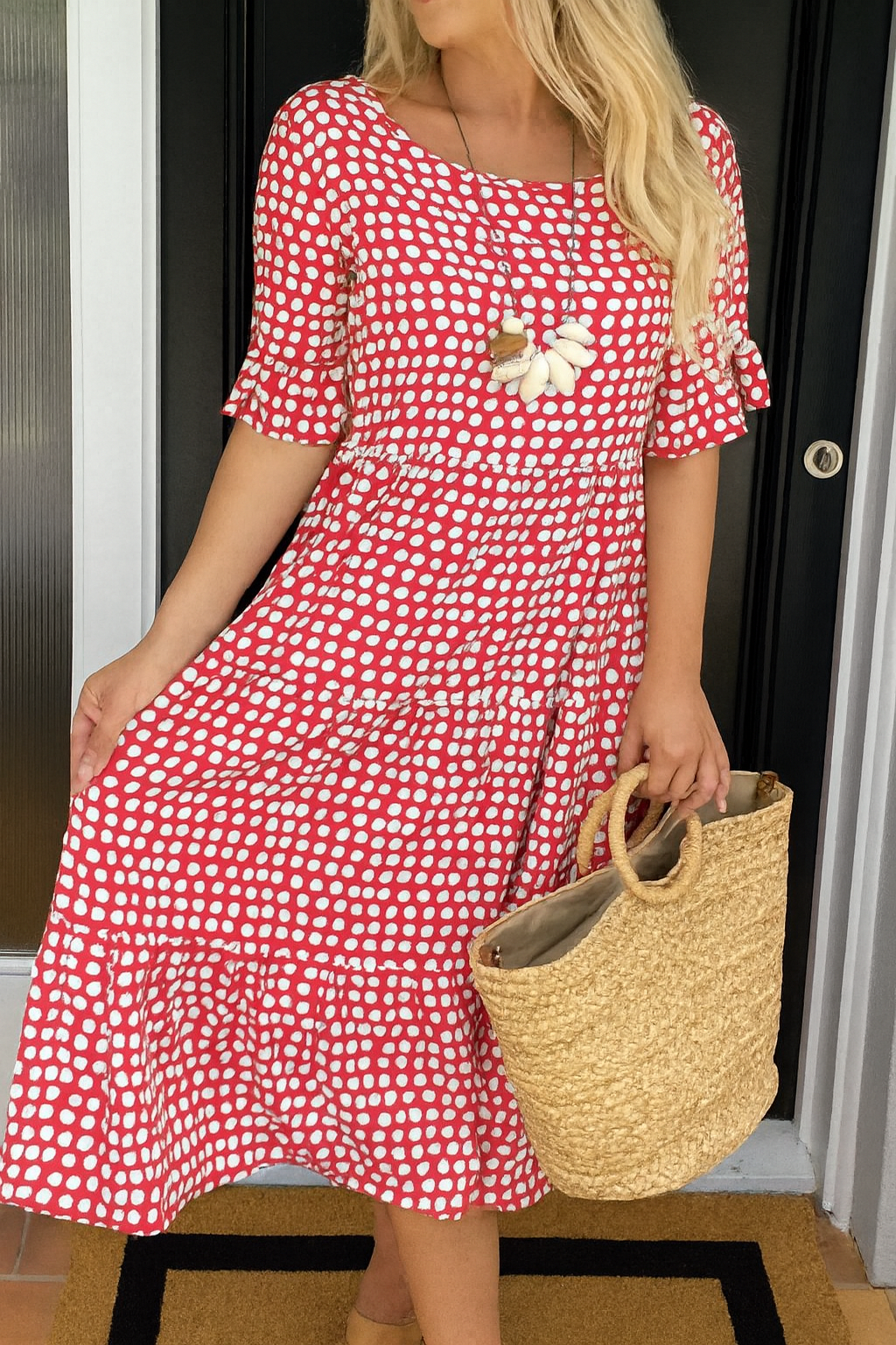 Versatile women's short-sleeve midi dress, relaxed and comfortable, designed for elegant everyday and summer wear.