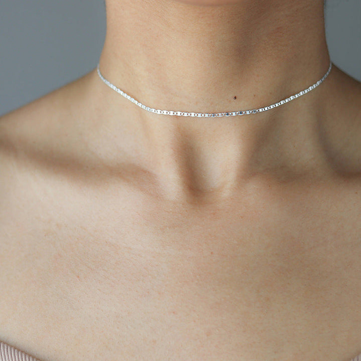 Women's elegant silver chain necklace, perfect for everyday style & versatile fashion accessory.
