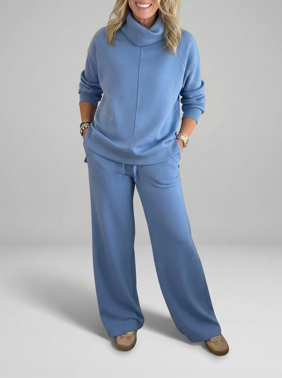 Soft women's everyday lounge set, two-piece casual outfit, relaxed fit for ultimate comfort and elegant style.