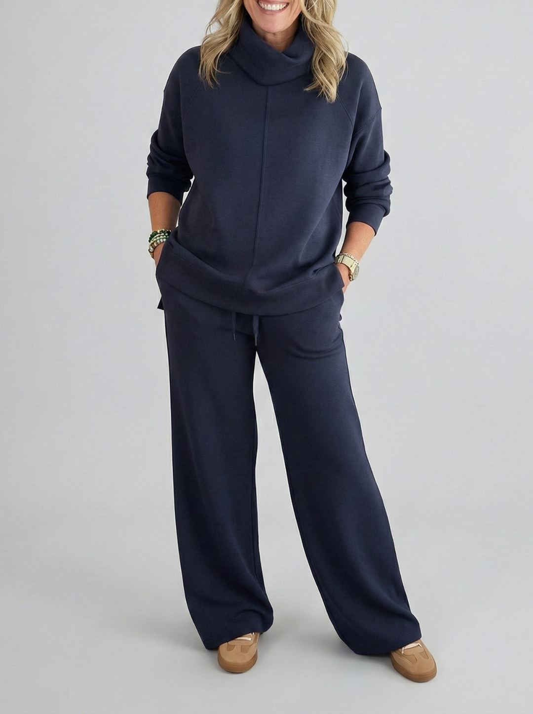 Everyday women's casual lounge set, comfortable two-piece relaxed fit, soft fabric, perfect for versatile wear.