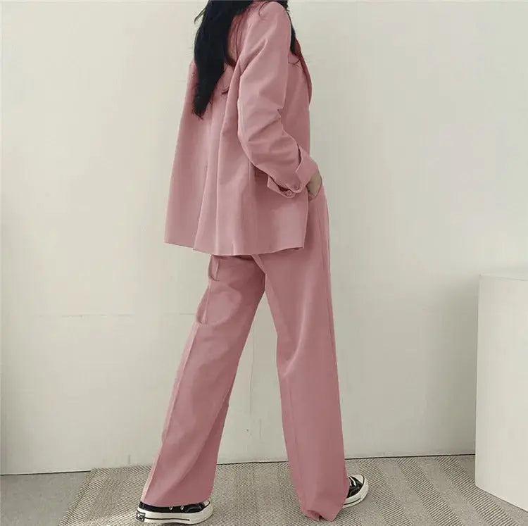 Versatile women's outfit set, featuring a chic blazer & matching trousers.