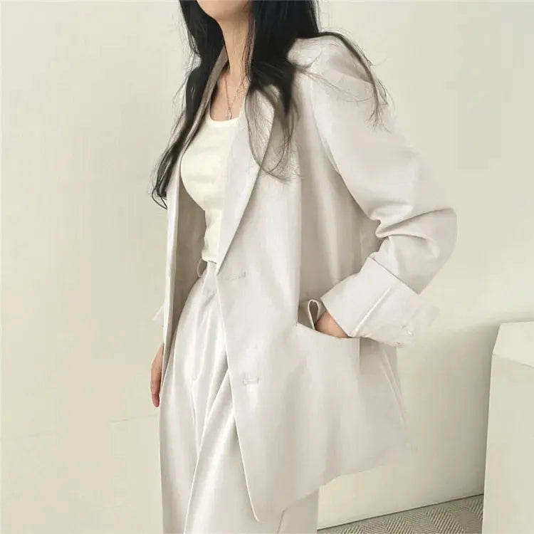 Stylish two-piece women's set, combining a blazer & relaxed trousers for business.