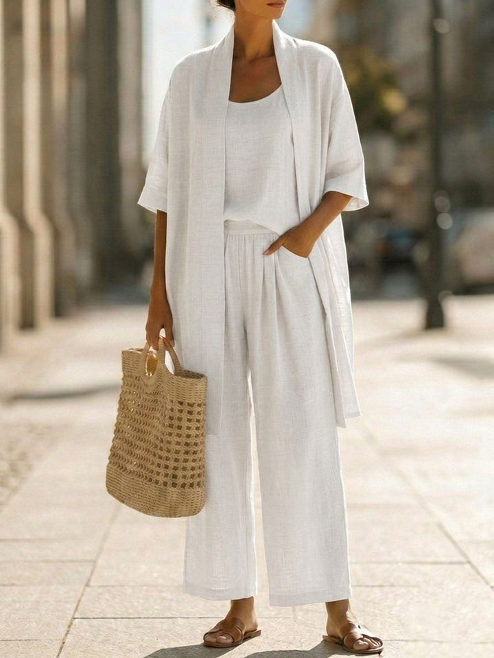 Women's comfortable loungewear set. Soft two-piece top & pants for a relaxed, elegant style.
