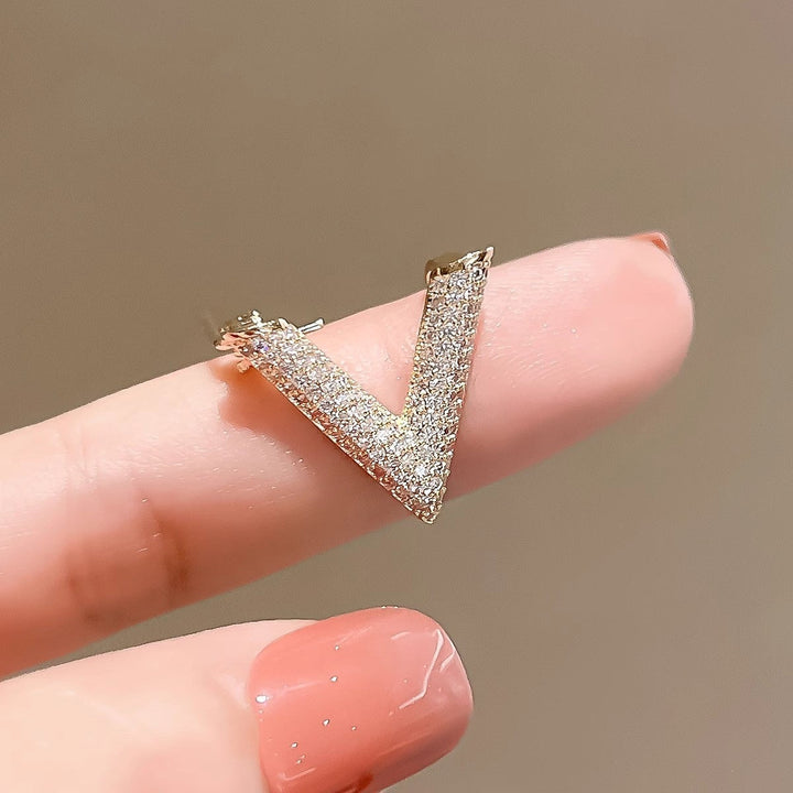 Dazzling V-shaped crystal pin, an elegant women's brooch elevating any fashion statement.