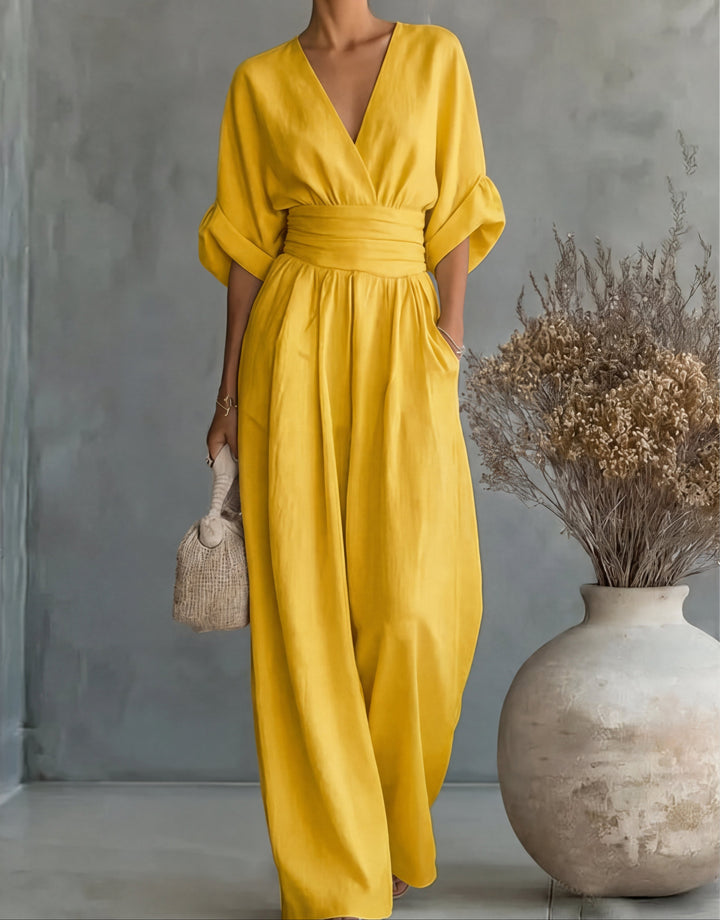 Casual yet elegant women's wide-leg jumpsuit, perfect for a relaxed summer vibe.