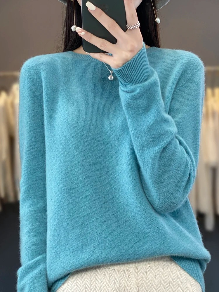 Comfortable women's round neck sweater, perfect for elegant everyday style and versatile fashion.