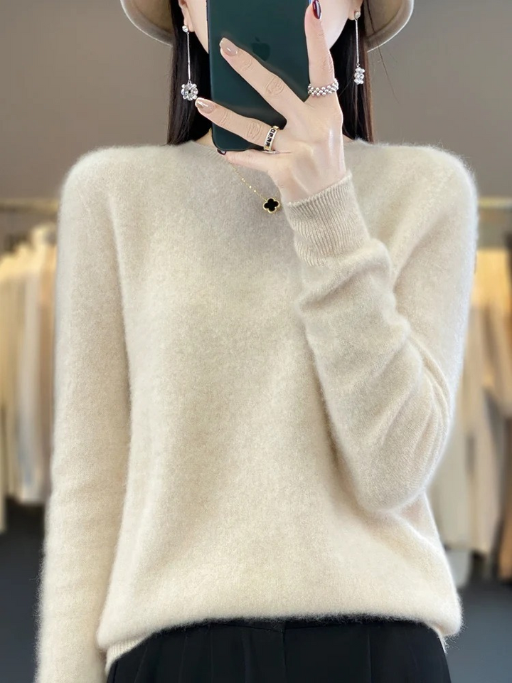 Versatile women's long sleeve round neck top, ideal for casual and elegant everyday fashion. Soft knit.