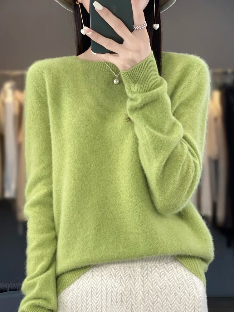 Soft knit women's round neck sweater, a comfortable and elegant choice for daily wear and all seasons.