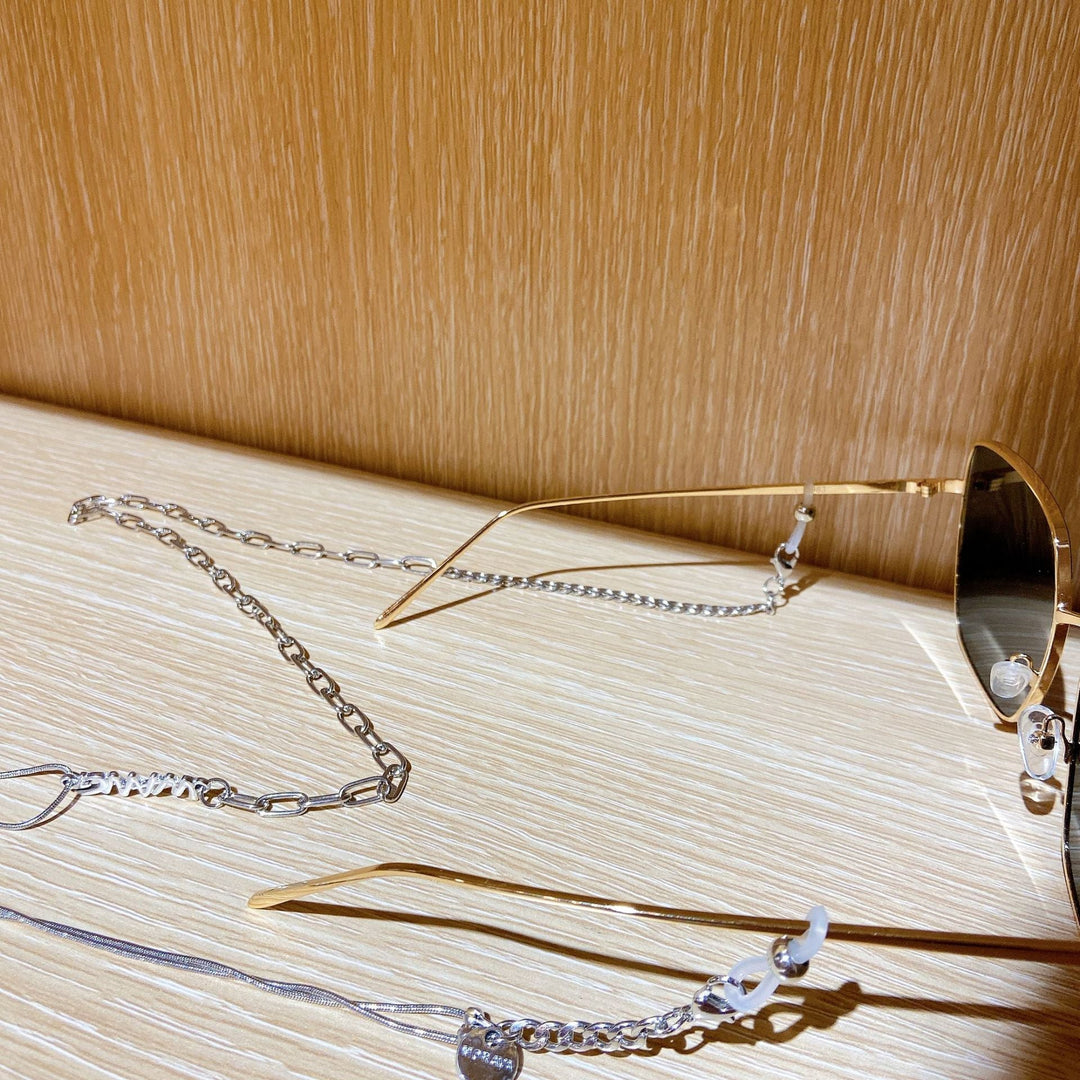 Trendy women's sunglasses featuring a unique gold chain strap. Perfect as a luxury accessory for everyday wear.