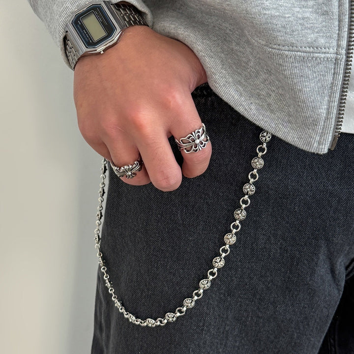 Close-up of a women's glitter chain necklace, showcasing sparkling fashion jewelry details.