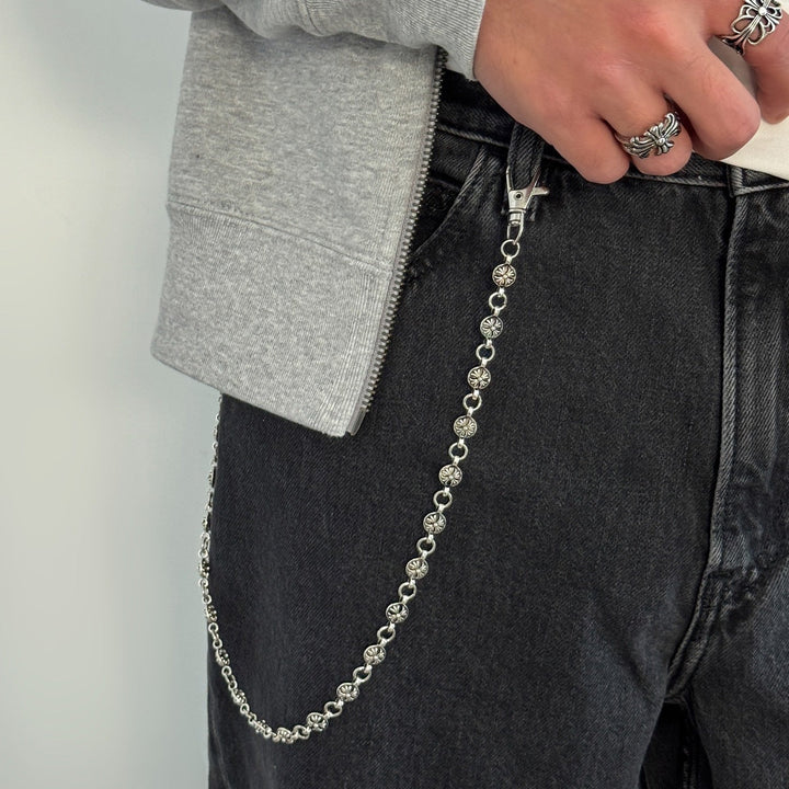 Model wearing an elegant women's glitter chain necklace, a sparkling fashion accessory.
