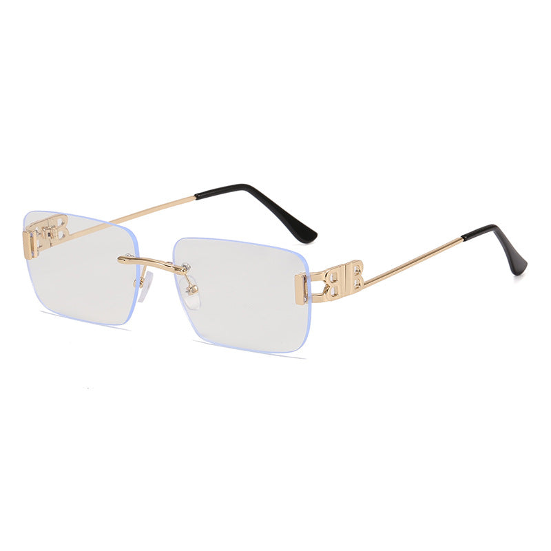 Contemporary women's square sunglasses, combining fashion with superior UV400 eye protection.