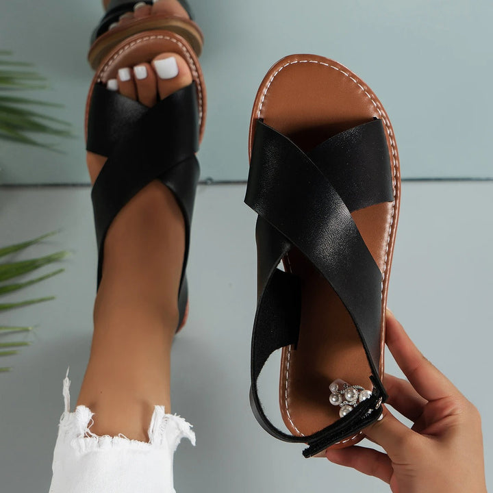 Comfortable women's flat sandals with adjustable buckles, ideal for summer outfits and casual style.