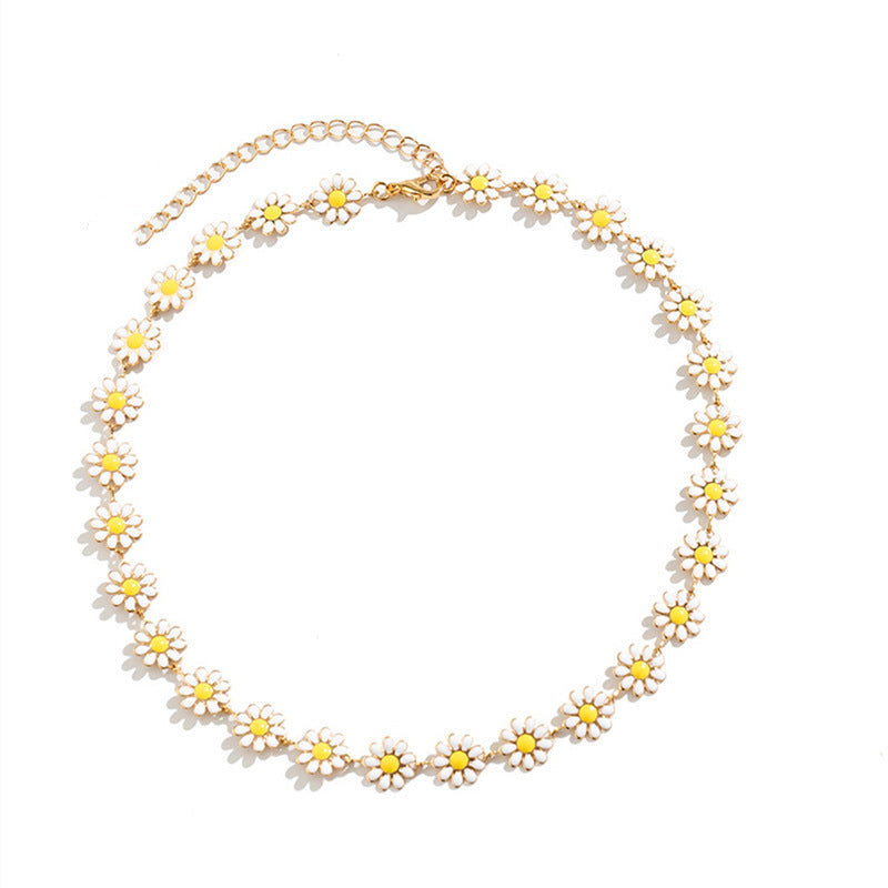 Pretty women's dainty floral daisy charm bracelet, a colorful and charming fashion accessory for spring.