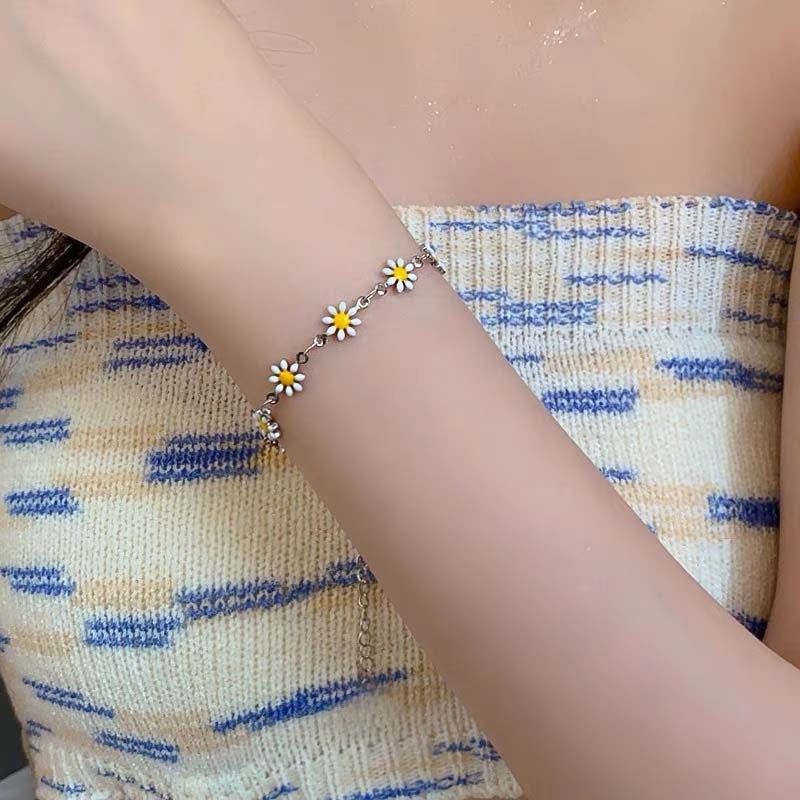 Stylish women's floral daisy charm bracelet, a versatile piece of fashion jewelry suitable for any ensemble.