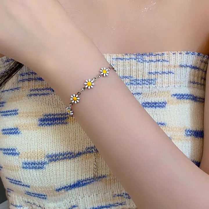 Stylish women's floral daisy charm bracelet, a versatile piece of fashion jewelry suitable for any ensemble.