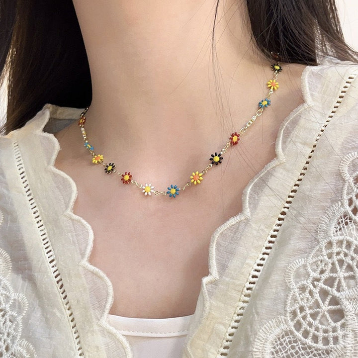 Elegant women's floral daisy charm bracelet, a subtle yet stylish piece of fashion jewelry for daily wear.