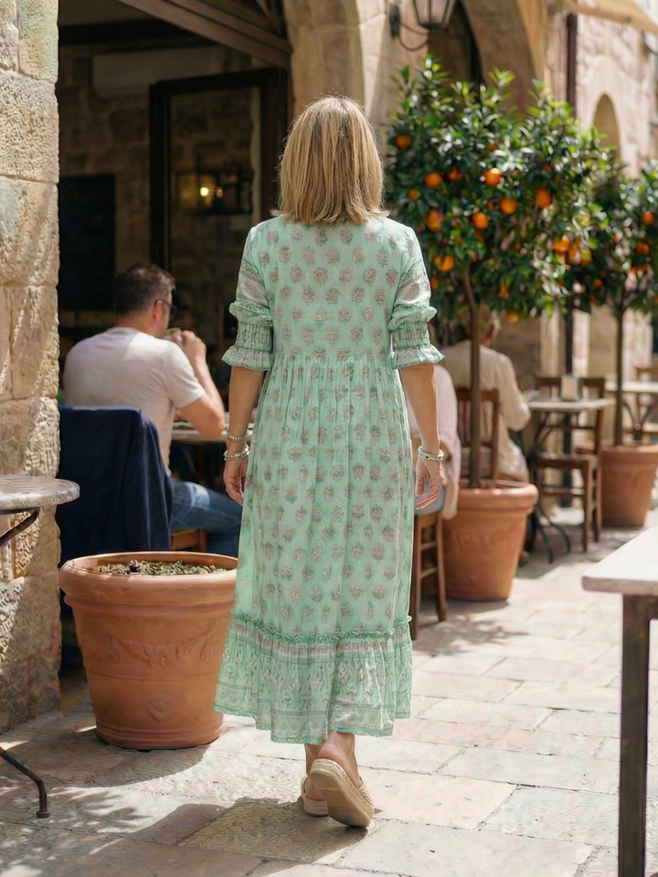 Versatile women's floral dress - perfect as a market or garden dress. Knee-length, 3/4 sleeves, comfortable fit.
