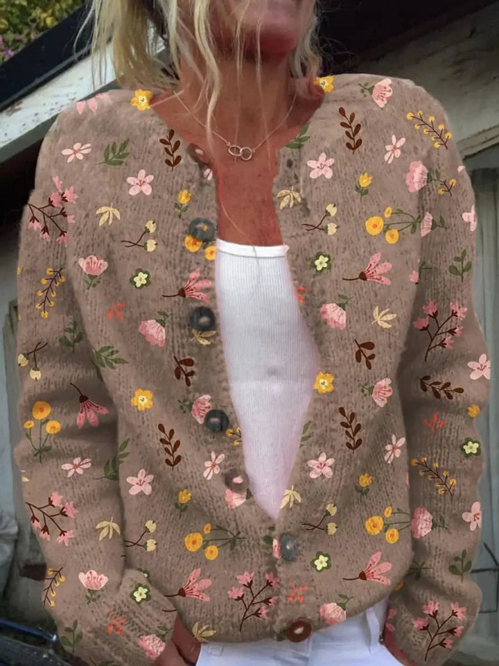 Casual women's floral button-up cardigan, ideal for easy layering. Features a beautiful floral pattern.