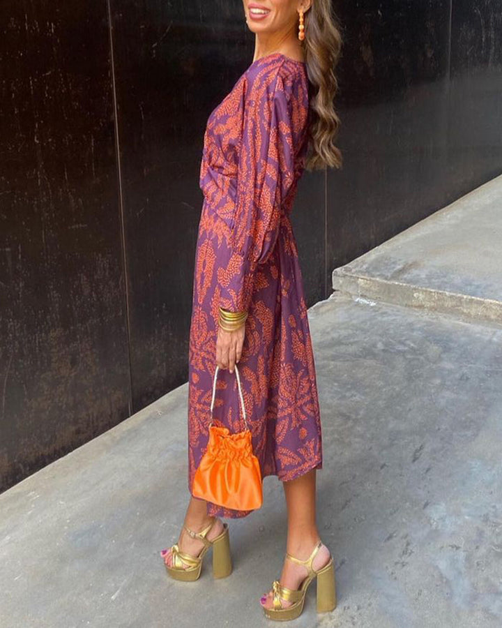 Casual women's midi dress: vibrant floral print, flattering V-neck, and stylish knot front. Comfortable batwing sleeves.