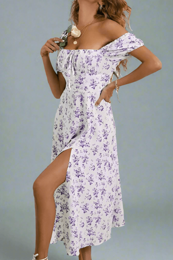 Stylish women's short floral summer dress, featuring a trendy print. Perfect for a fashionable and effortless look.