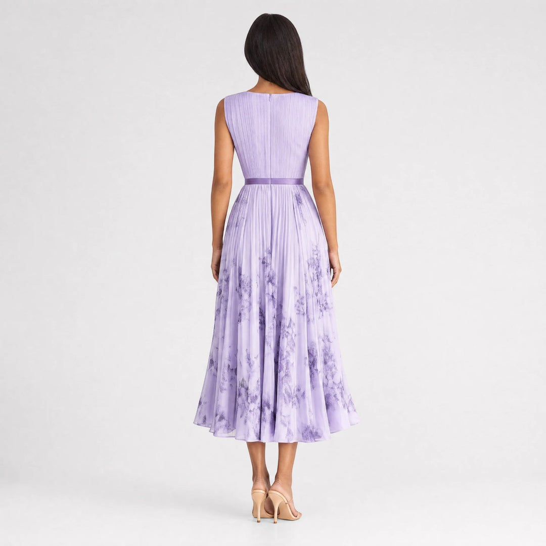 Stylish women's floral V-neck midi dress, suitable for summer vacation and parties.