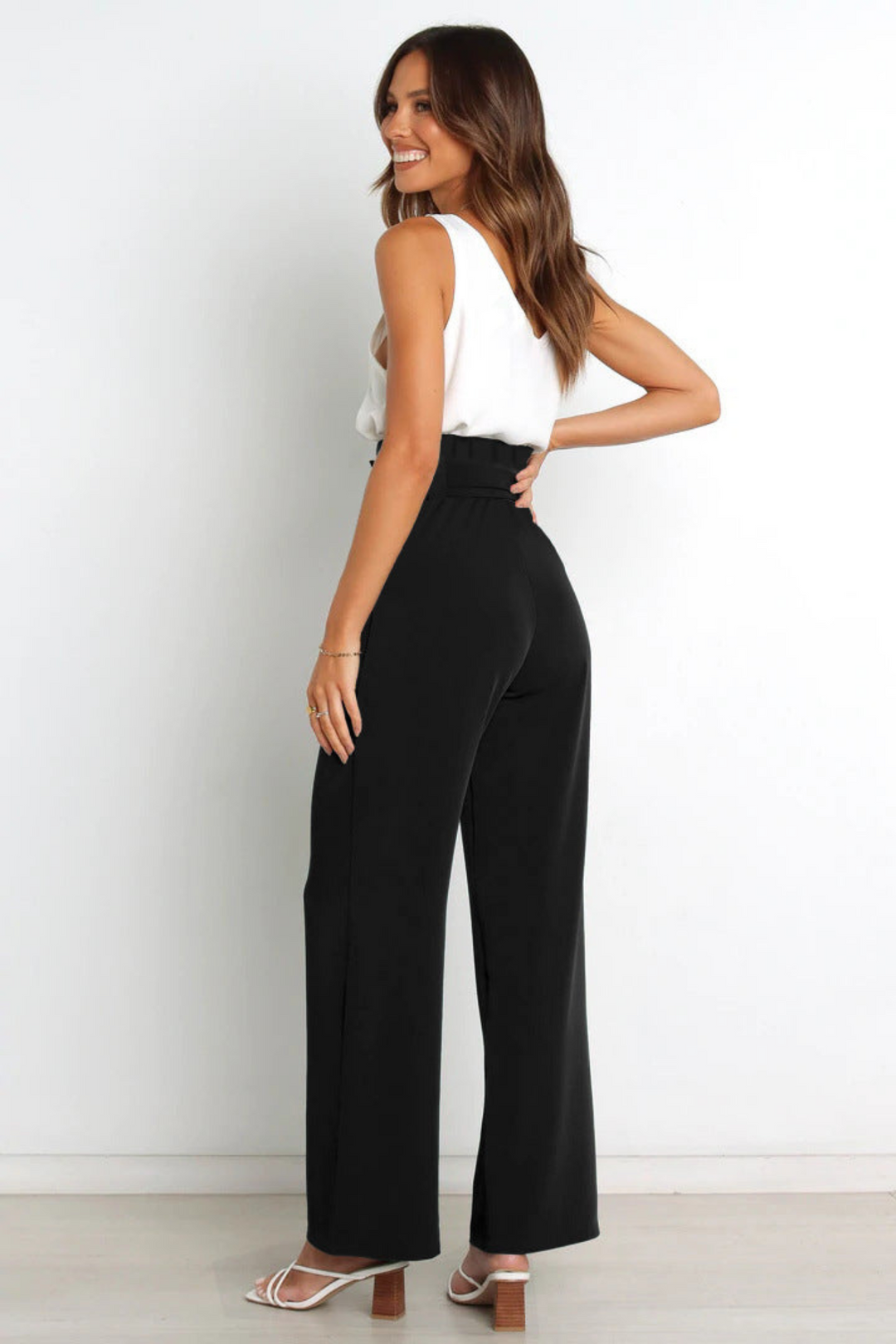 Comfortable women's casual linen trousers with tie waist.