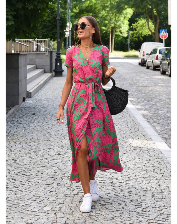 Detail of the neckline on a chic printed maxi summer dress, offering an elegant and flattering look.