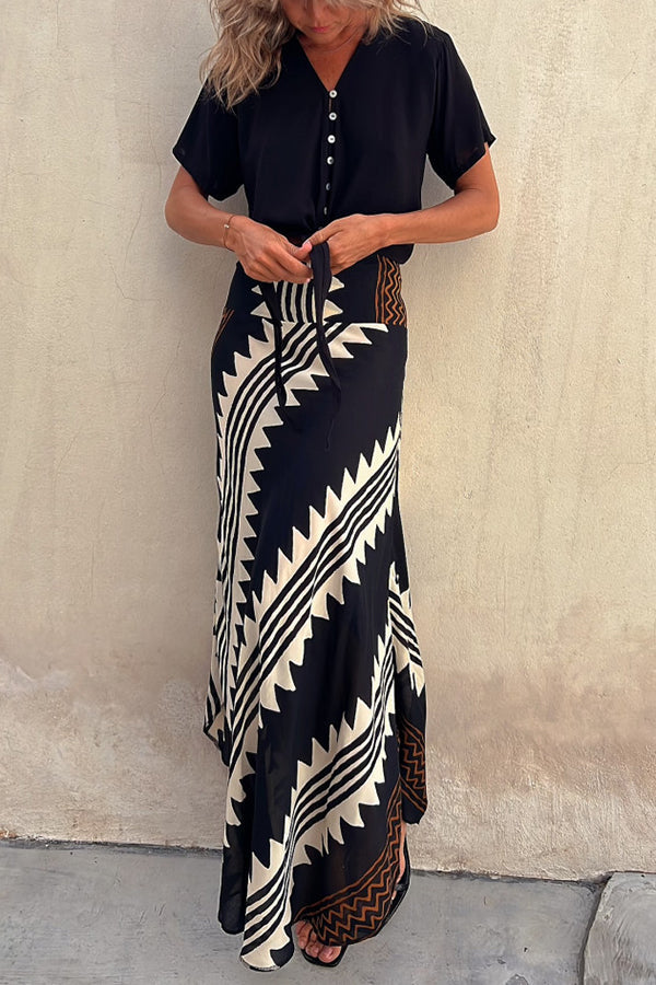 Stylish women's pleated tiered maxi skirt, offering a comfortable fit with its elastic waistband.
