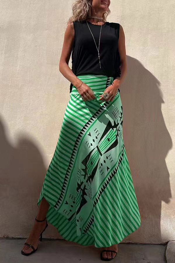 Chic women's tiered pleated maxi skirt with elastic waist, ideal for comfortable and stylish autumn outfits.