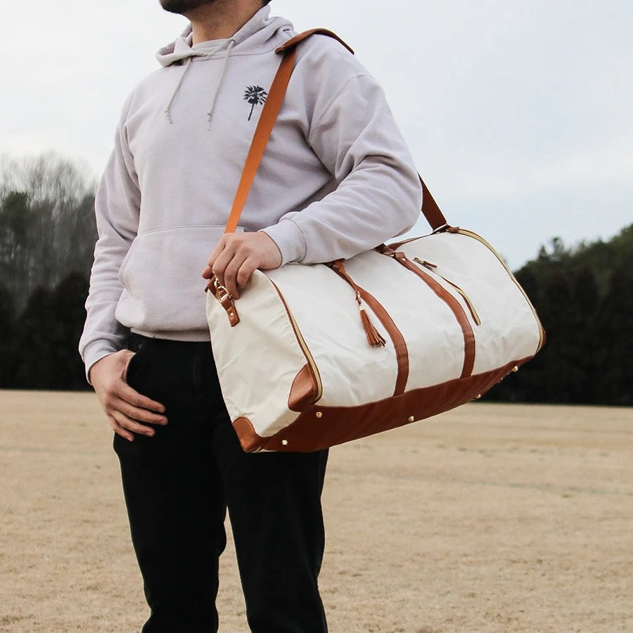 Women's smart foldable duffel bag, an ideal carry-on for travel, featuring practical compartments.