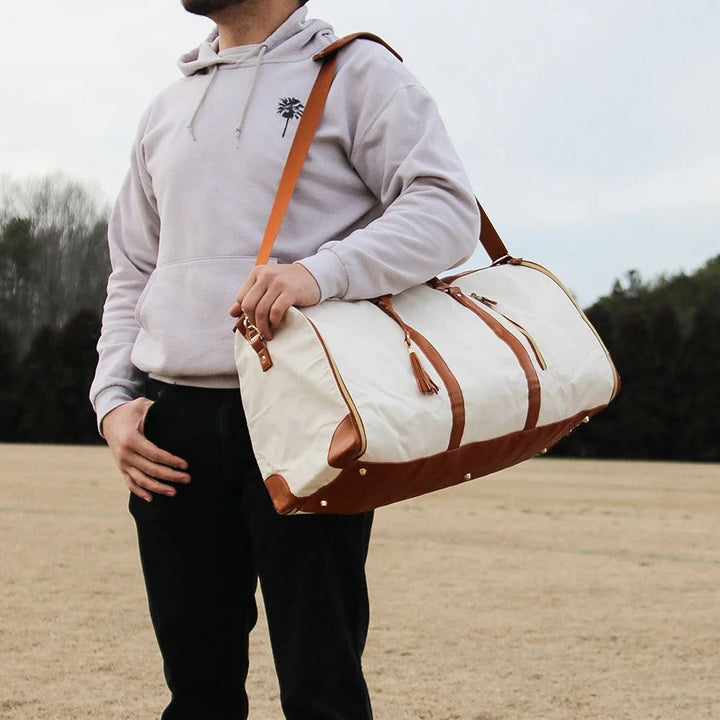 Women's smart foldable duffel bag, an ideal carry-on for travel, featuring practical compartments.
