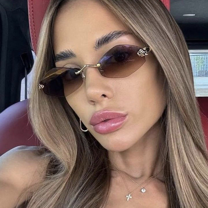 Stylish women's geometric sunglasses, featuring a modern double metal frame. Perfect fashion accessory.