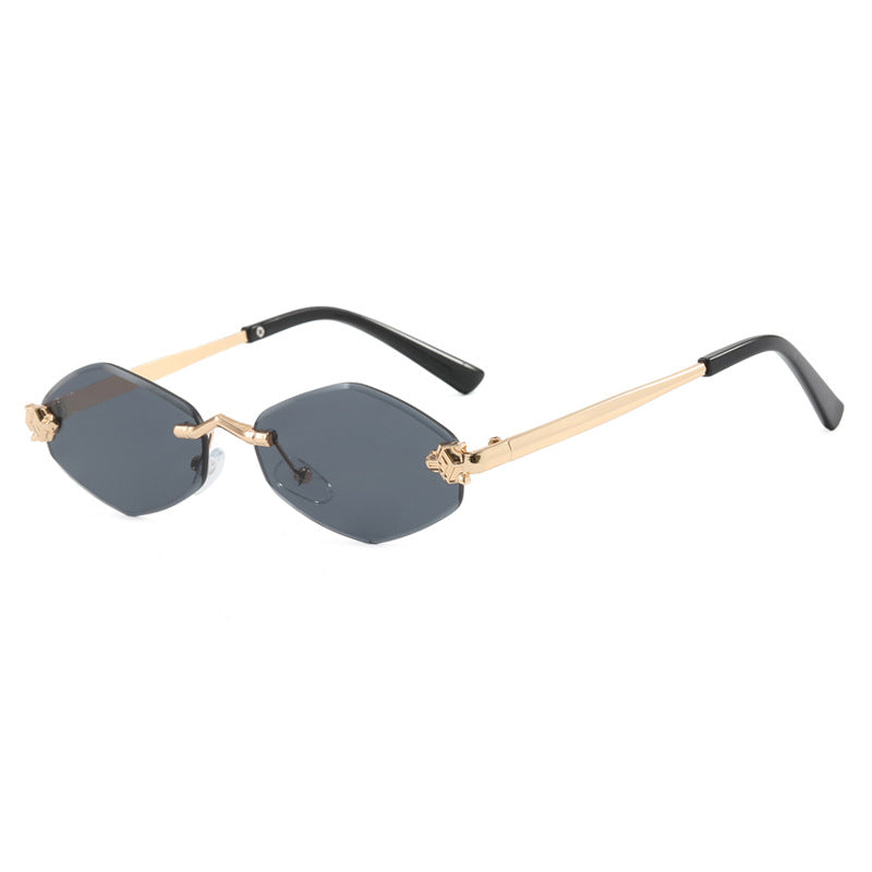 Fashionable women's geometric double frame sunglasses, a versatile accessory with modern metal design.