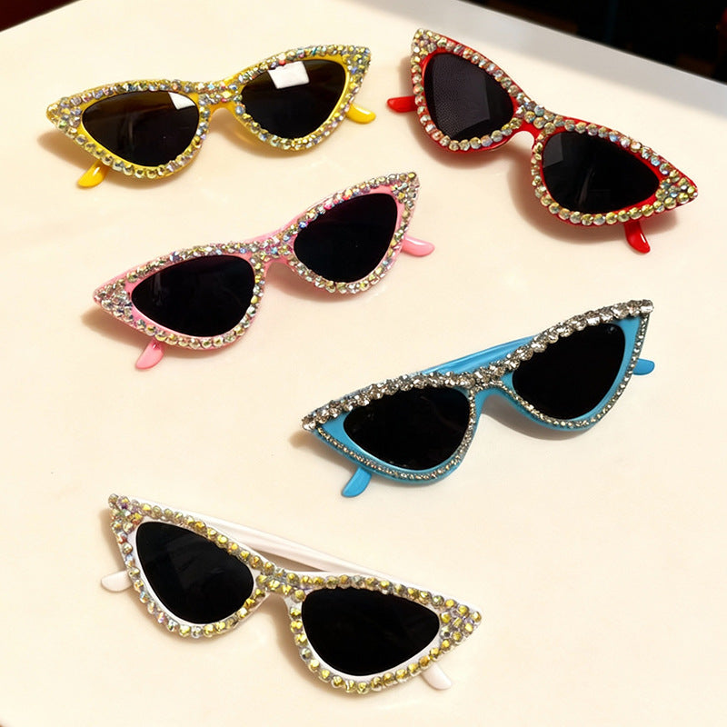 Stylish women's cat-eye sunglasses with sparkling rhinestones for a trendy look.