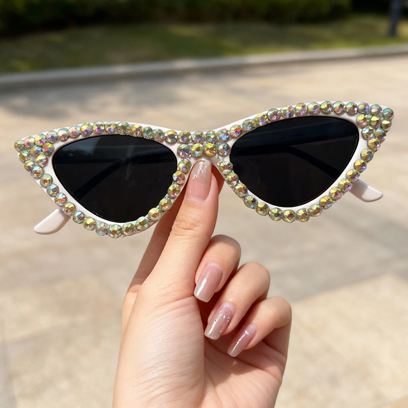 Fashionable women's rhinestone cat-eye sunglasses, perfect for summer and beachwear.