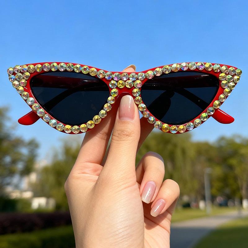 Elegant women's cat-eye sunglasses, featuring glamorous rhinestones and UV protection.