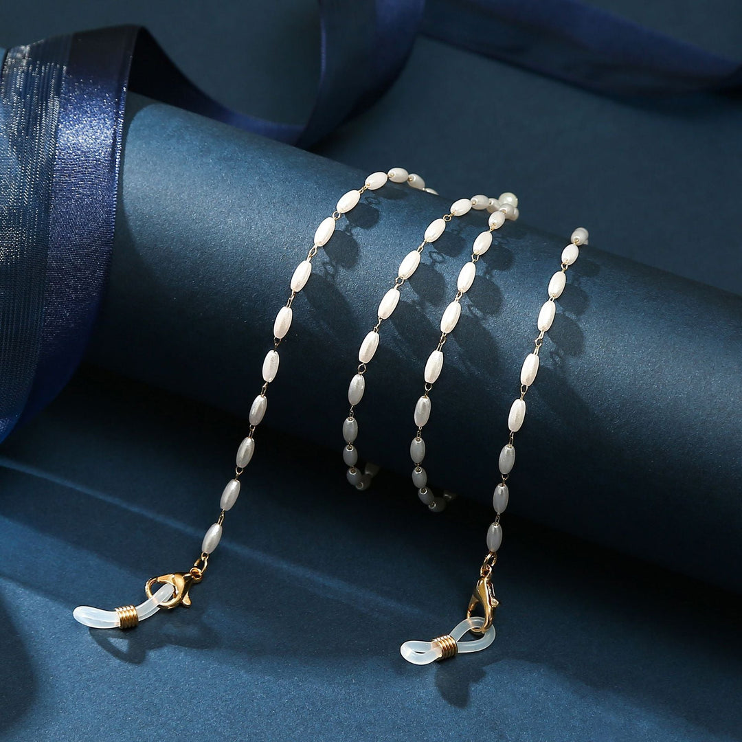 Women's adjustable layered anklet with a prominent heart charm, perfect for all occasions.