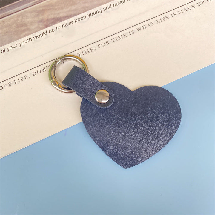 Simple yet stylish heart leather keychain, an essential women's keyholder.