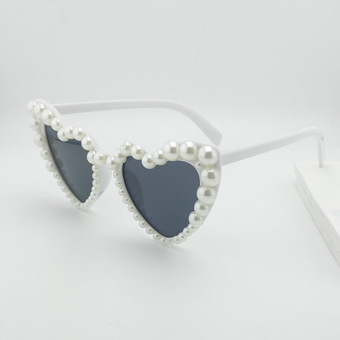 Trendy women's heart pearl sunglasses, a chic summer accessory. Gradient lenses for stylish sun protection.