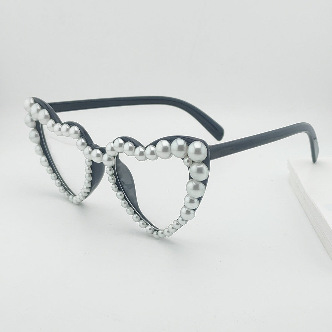 Elegant women's heart pearl sunglasses with gradient lenses. Chic fashion eyewear.
