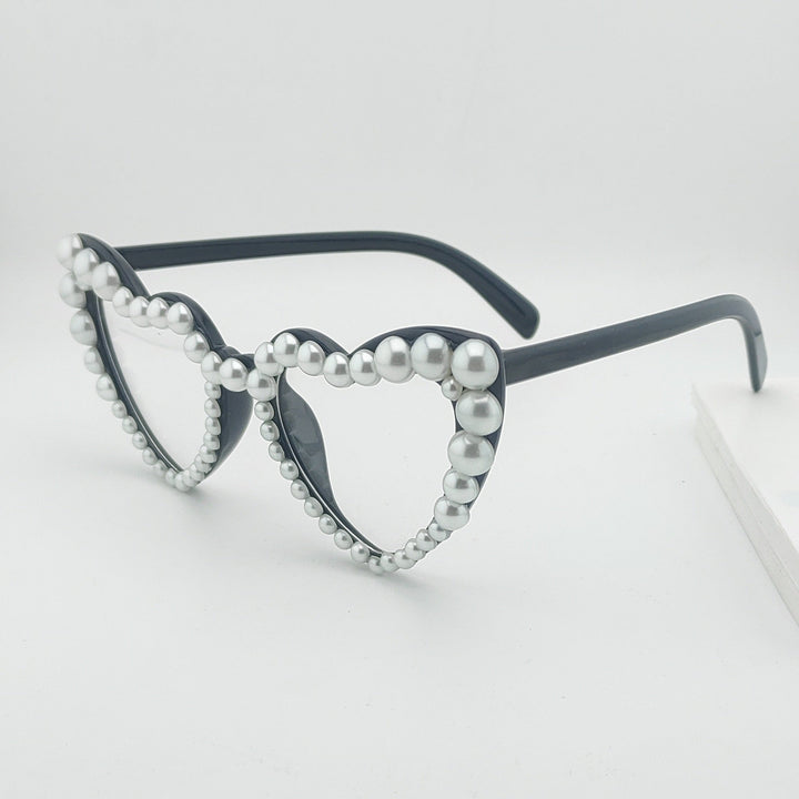 Elegant women's heart pearl sunglasses with gradient lenses. Chic fashion eyewear.