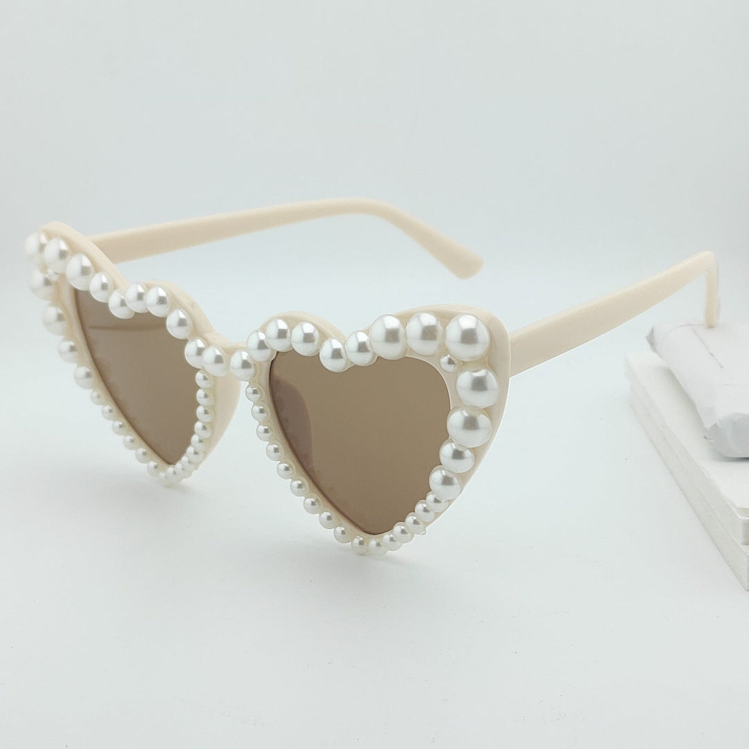 Women's heart pearl sunglasses, featuring gradient lenses & unique design. Must-have summer fashion accessory.