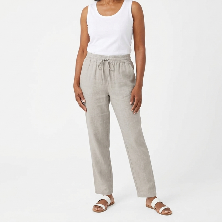 Comfortable women's cropped summer pants with elastic waist & relaxed fit, perfect for casual everyday wear.