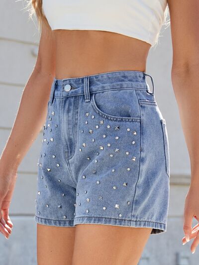 Fashionable women's high-waist shorts, featuring eye-catching rhinestone details for a dazzling summer style.