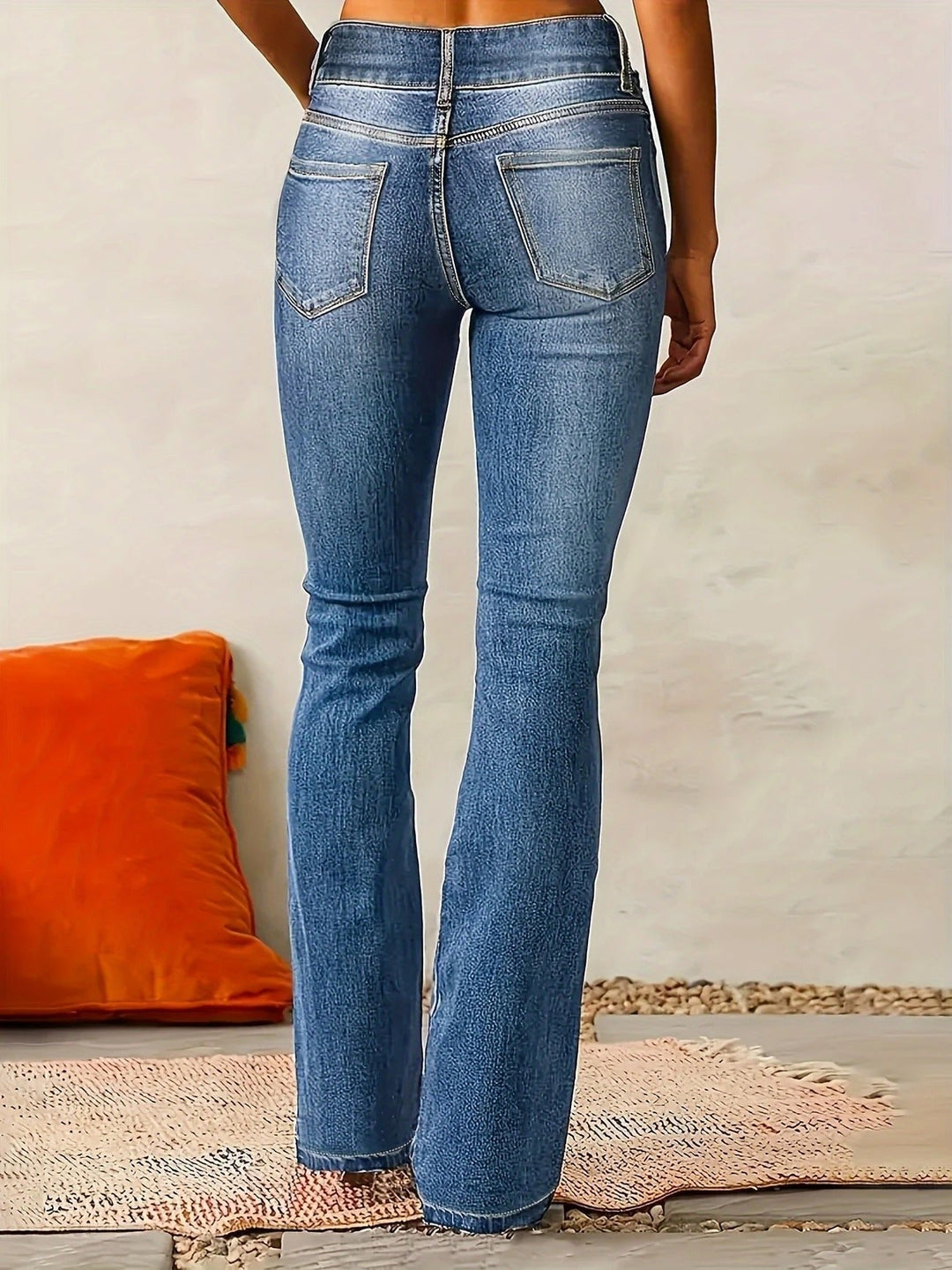 Stylish women's high-waist flare jeans in medium wash. Versatile sculpted denim, ideal for a modern everyday look.