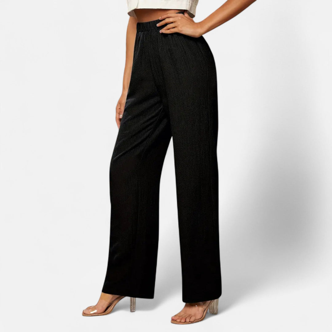 Classic style women's high-waist trousers, offering a timeless straight-leg fit for any occasion.