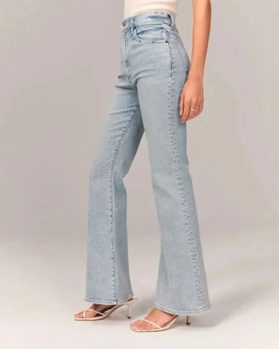 Dark blue women's high-waisted flare leg jeans. Fashionable and versatile trousers, ideal for a chic everyday outfit.